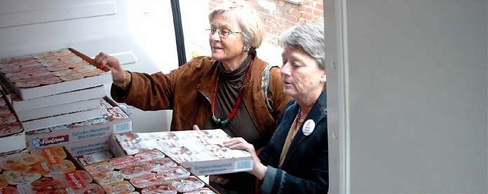 Zwei Frauen bei der Ausgabe